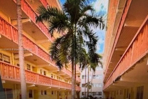 Condo in Hallandale Beach, Florida, 2 bedrooms  № 1790383 - photo 2