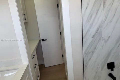 Condo in Hallandale Beach, Florida, 2 bedrooms  № 1790383 - photo 22