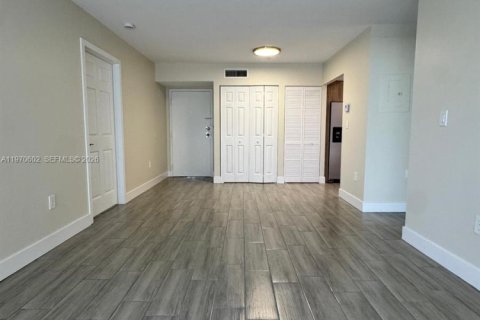 Снять в аренду квартиру в Майами, Флорида 2 спальни, 92.16м2, № 2031149 - фото 3