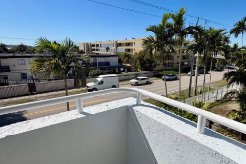 Снять в аренду квартиру в Майами, Флорида 2 спальни, 92.16м2, № 2031149 - фото 6