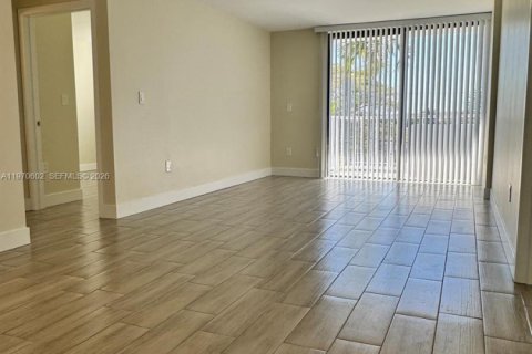 Снять в аренду квартиру в Майами, Флорида 2 спальни, 92.16м2, № 2031149 - фото 2