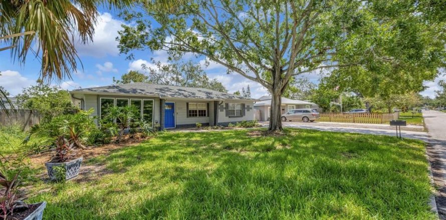 House in Tampa, Florida 3 bedrooms, 130.62 sq.m. № 1801601