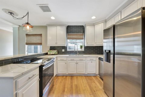 House in Tampa, Florida 3 bedrooms, 130.62 sq.m. № 1801601 - photo 6