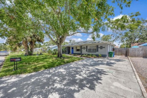House in Tampa, Florida 3 bedrooms, 130.62 sq.m. № 1801601 - photo 2