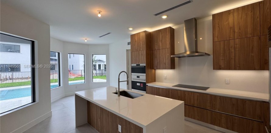 Дом в Майами, Флорида 5 спален № 2005210