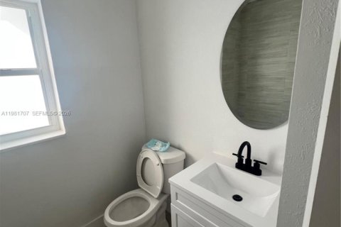 House in Hollywood, Florida 2 bedrooms, 154.4 sq.m. № 2043005 - photo 7