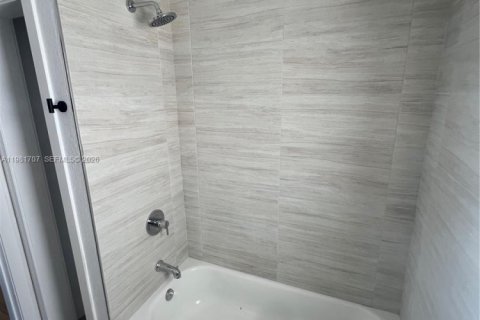 House in Hollywood, Florida 2 bedrooms, 154.4 sq.m. № 2043005 - photo 8