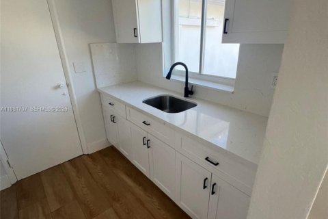 House in Hollywood, Florida 2 bedrooms, 154.4 sq.m. № 2043005 - photo 4