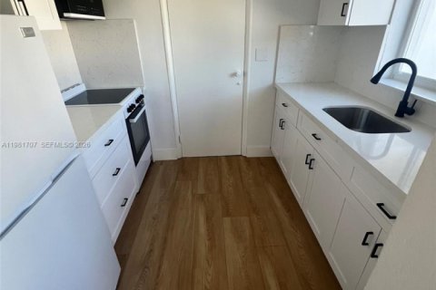 House in Hollywood, Florida 2 bedrooms, 154.4 sq.m. № 2043005 - photo 3