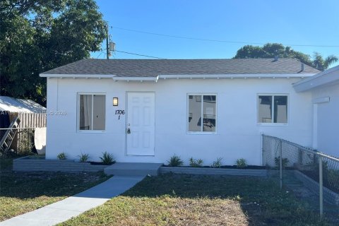 House in Hollywood, Florida 2 bedrooms, 154.4 sq.m. № 2043005