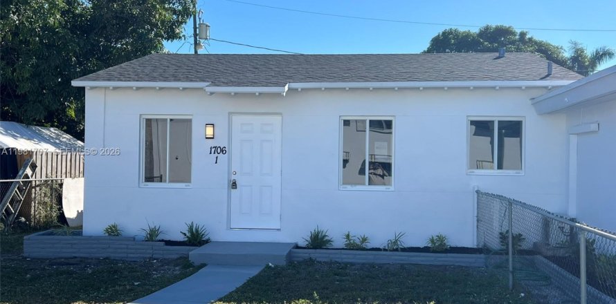 House in Hollywood, Florida 2 bedrooms, 154.4 sq.m. № 2043005