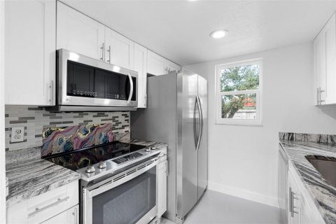 Condo in Tampa, Florida, 2 bedrooms  № 2379381 - photo 13