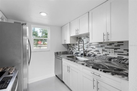 Condo in Tampa, Florida, 2 bedrooms  № 2379381 - photo 12