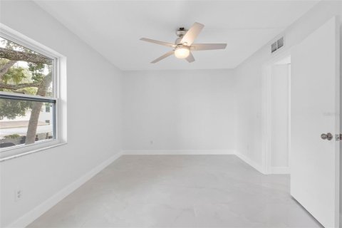 Condo in Tampa, Florida, 2 bedrooms  № 2379381 - photo 23