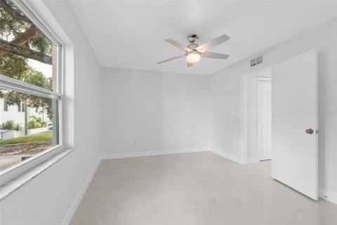 Condo in Tampa, Florida, 2 bedrooms  № 2379381 - photo 22