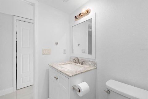 Condo in Tampa, Florida, 2 bedrooms  № 2379381 - photo 19