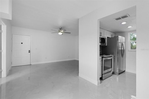 Condo in Tampa, Florida, 2 bedrooms  № 2379381 - photo 10