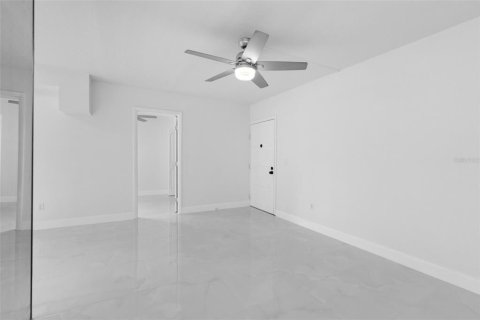 Condo in Tampa, Florida, 2 bedrooms  № 2379381 - photo 8