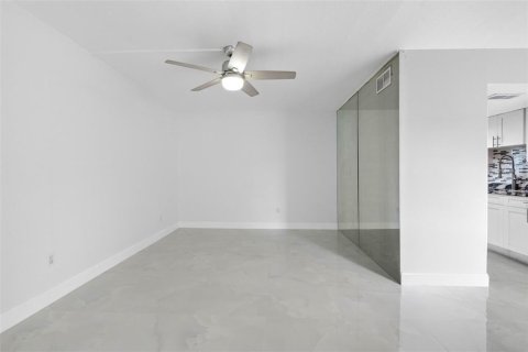 Condo in Tampa, Florida, 2 bedrooms  № 2379381 - photo 28