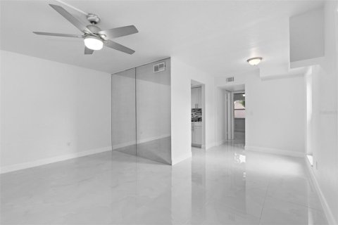 Condo in Tampa, Florida, 2 bedrooms  № 2379381 - photo 5
