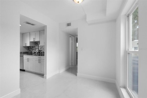 Condo in Tampa, Florida, 2 bedrooms  № 2379381 - photo 11