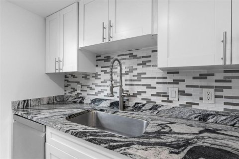 Condo in Tampa, Florida, 2 bedrooms  № 2379381 - photo 15