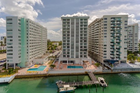 Copropriété à vendre à Miami Beach, Floride: 1 chambre, 69.68 m2 № 2154879 - photo 2
