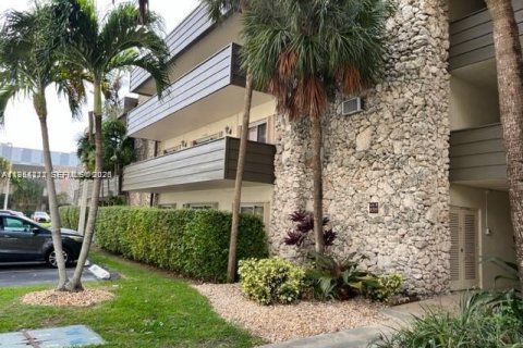 Condo in Miami, Florida  № 2050774 - photo 1