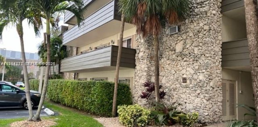 Studio in the Condo in Miami, Florida  № 2050774