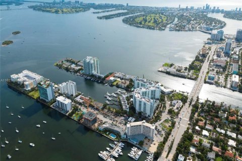 Condo in North Bay Village, Florida, 2 bedrooms  № 1880287 - photo 1