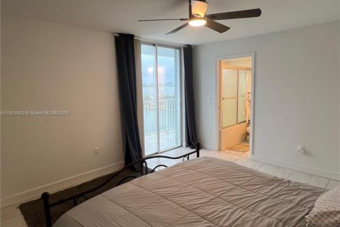Condo in North Bay Village, Florida, 2 bedrooms  № 1880287 - photo 4