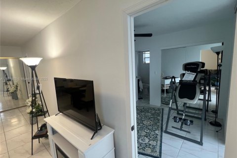 Condo in North Bay Village, Florida, 2 bedrooms  № 1880287 - photo 6