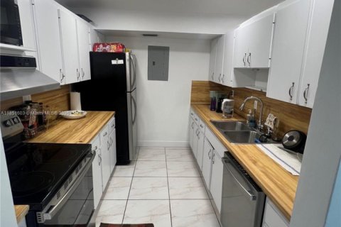 Condo in North Bay Village, Florida, 2 bedrooms  № 1880287 - photo 2