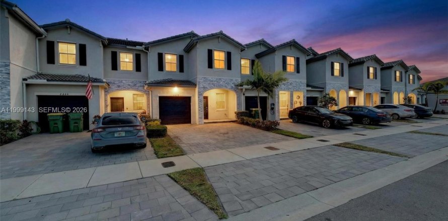 Adosado en Homestead, Florida 3 dormitorios, 157.47 m2 № 2066093