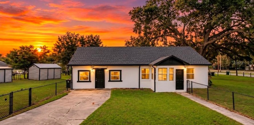 House in Auburndale, Florida 3 bedrooms, 129.6 sq.m. № 2394066