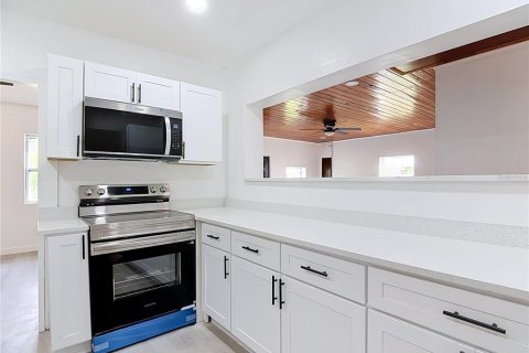 House in Auburndale, Florida 3 bedrooms, 129.6 sq.m. № 2394066 - photo 6