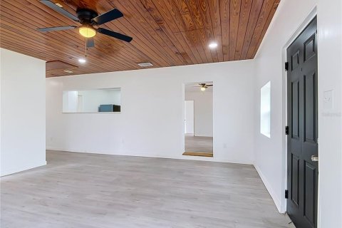 House in Auburndale, Florida 3 bedrooms, 129.6 sq.m. № 2394066 - photo 13