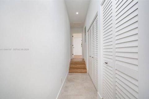 House in Miami, Florida 4 bedrooms, 149.2 sq.m. № 2001643 - photo 24