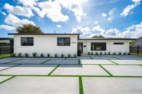 House in Miami, Florida 4 bedrooms, 149.2 sq.m. № 2001643 - photo 2