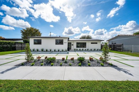 House in Miami, Florida 4 bedrooms, 149.2 sq.m. № 2001643