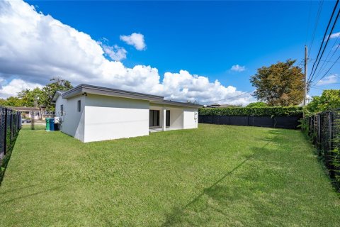 House in Miami, Florida 4 bedrooms, 149.2 sq.m. № 2001643 - photo 12