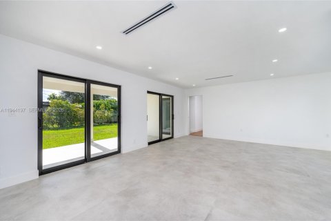 House in Miami, Florida 4 bedrooms, 149.2 sq.m. № 2001643 - photo 18
