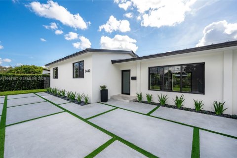 House in Miami, Florida 4 bedrooms, 149.2 sq.m. № 2001643 - photo 4