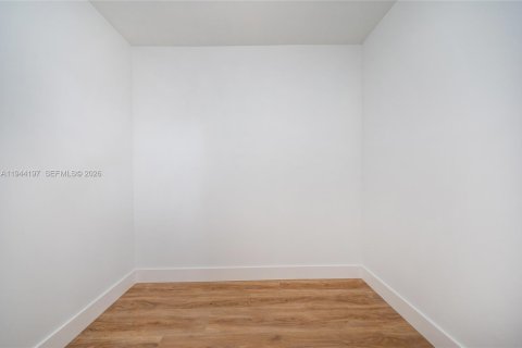 House in Miami, Florida 4 bedrooms, 149.2 sq.m. № 2001643 - photo 30