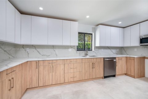 House in Miami, Florida 4 bedrooms, 149.2 sq.m. № 2001643 - photo 21