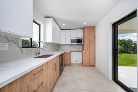 House in Miami, Florida 4 bedrooms, 149.2 sq.m. № 2001643 - photo 22