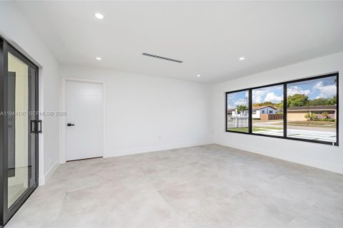 House in Miami, Florida 4 bedrooms, 149.2 sq.m. № 2001643 - photo 16