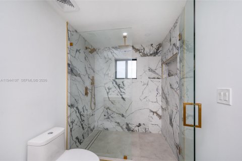 House in Miami, Florida 4 bedrooms, 149.2 sq.m. № 2001643 - photo 28