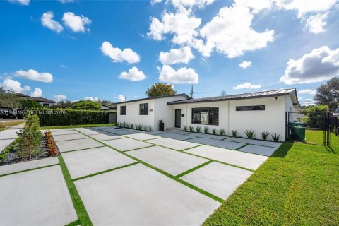 House in Miami, Florida 4 bedrooms, 149.2 sq.m. № 2001643 - photo 5