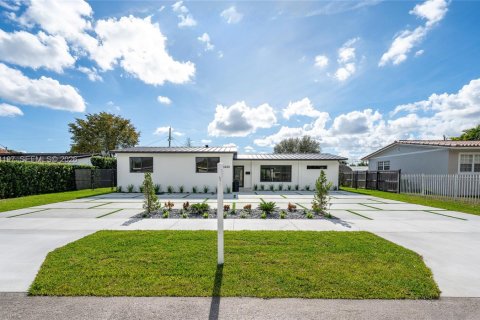 House in Miami, Florida 4 bedrooms, 149.2 sq.m. № 2001643 - photo 3